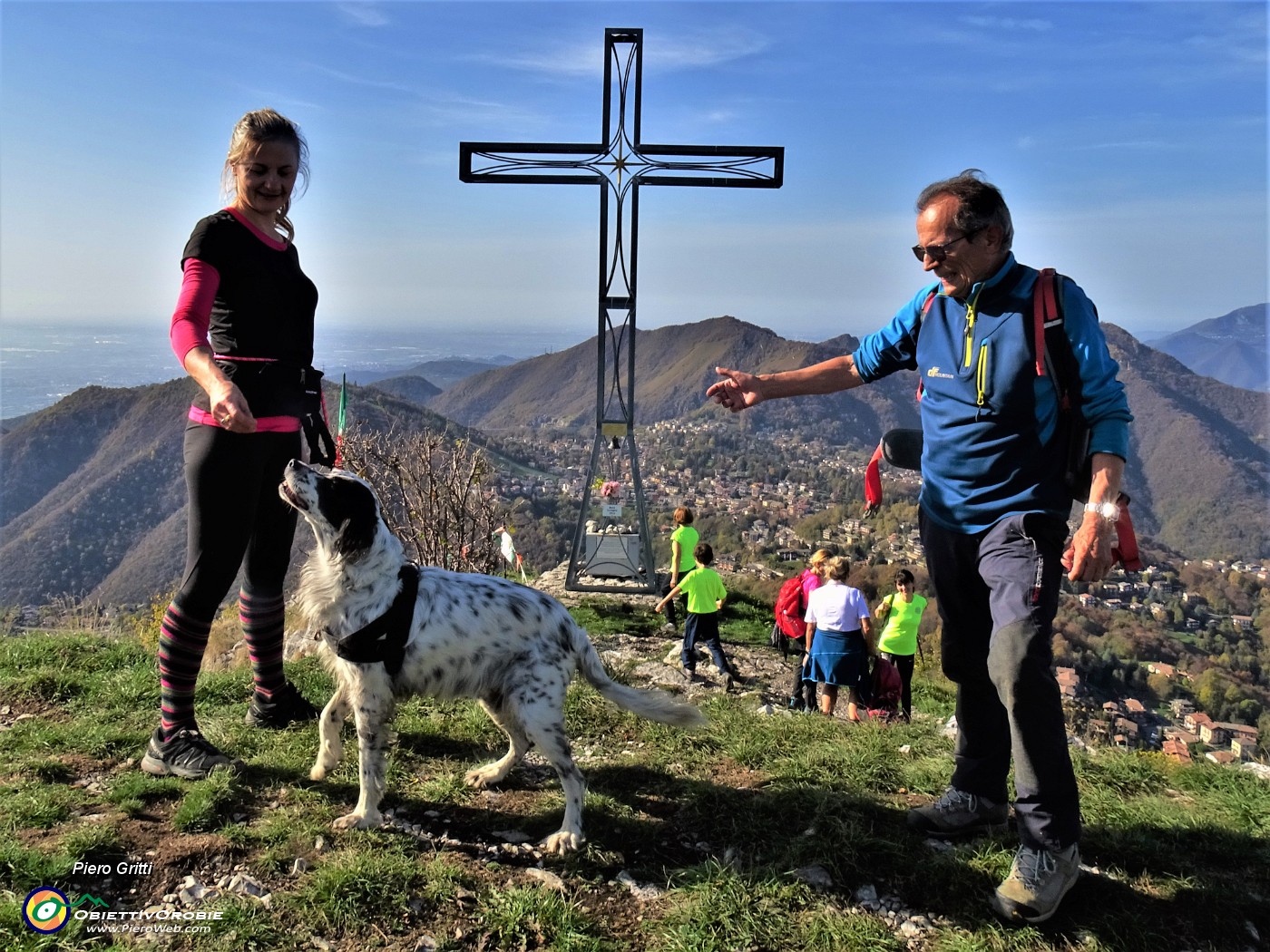 54 Con noi alla croce di vetta Cornagera anche numerosi amici del Gruppo Camminatori Verdellino.JPG